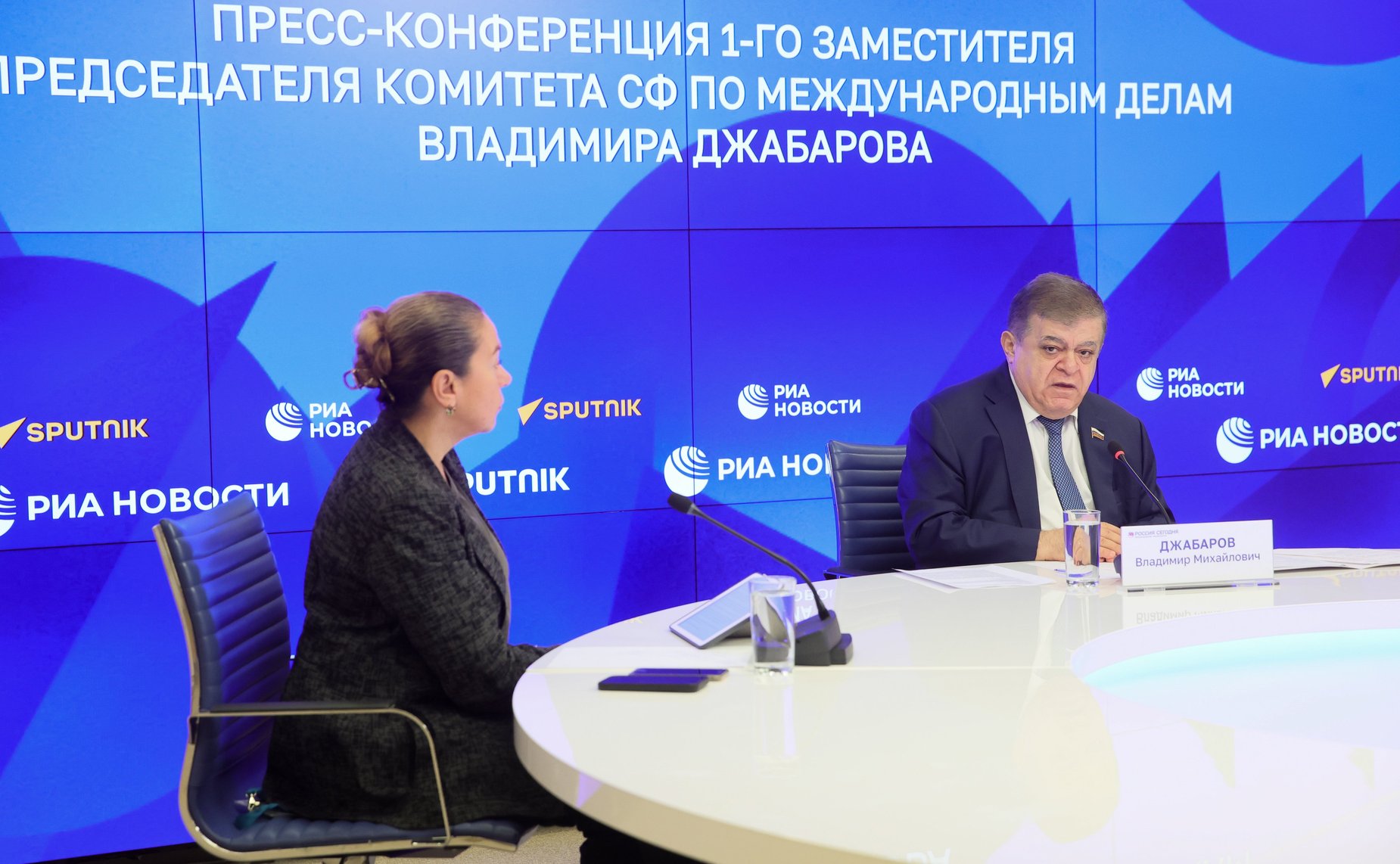 В ММПЦ «Россия сегодня» прошла пресс-конференция председателя Комиссии СФ по защите государственного суверенитета и предотвращению вмешательства во внутренние дела РФ Владимира Джабарова о приоритетах и задачах, стоящих перед Комиссией