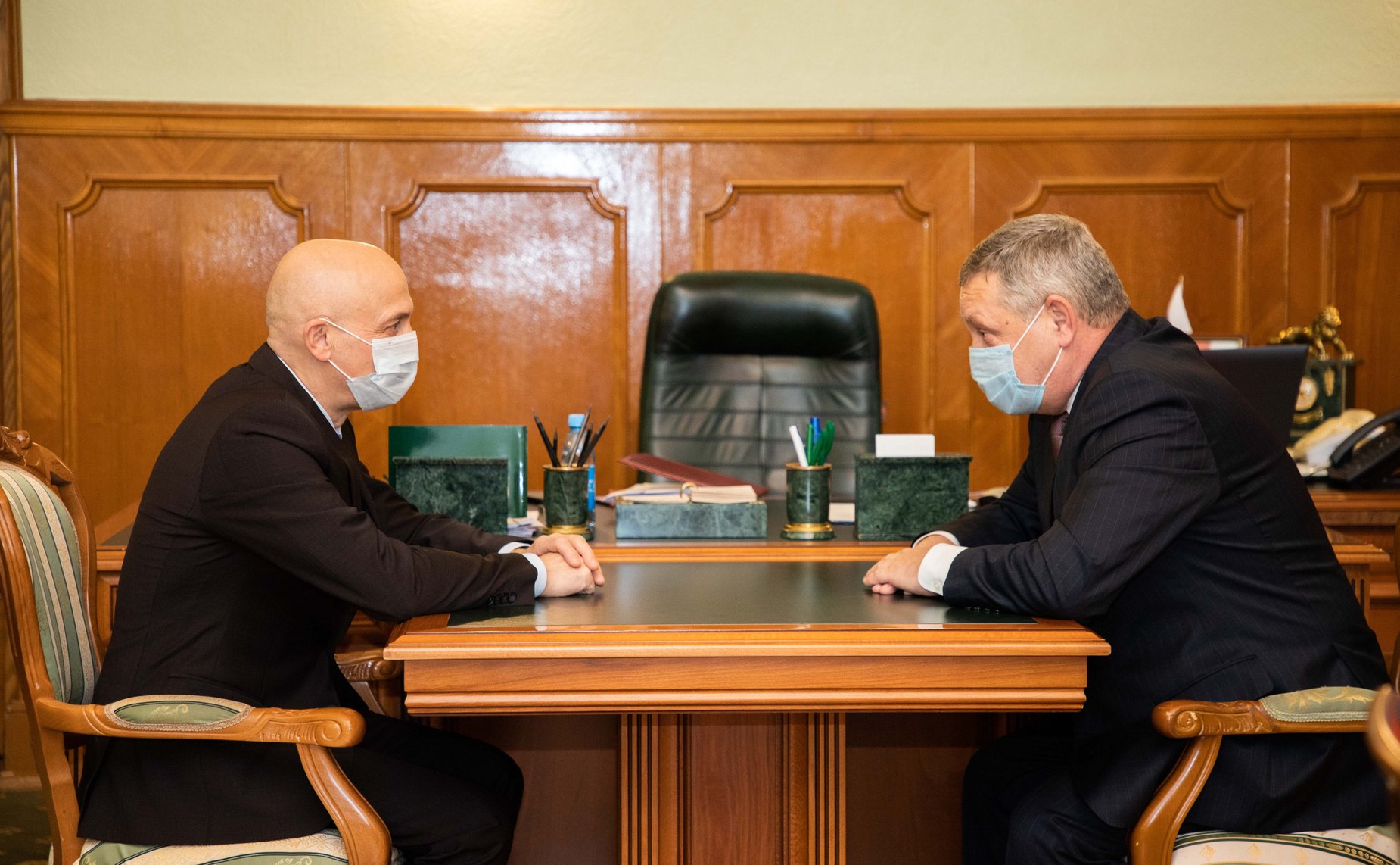Александр Ракитин в ходе рабочей поездки в регион провел рабочую встречу с Председателем Законодательного Собрания Республики Карелия Элиссаном Шандаловичем