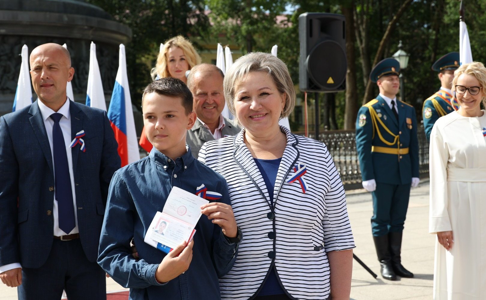 Елена Писарева приняла участие в мероприятиях, приуроченных ко Дню государственного флага Российской Федерации