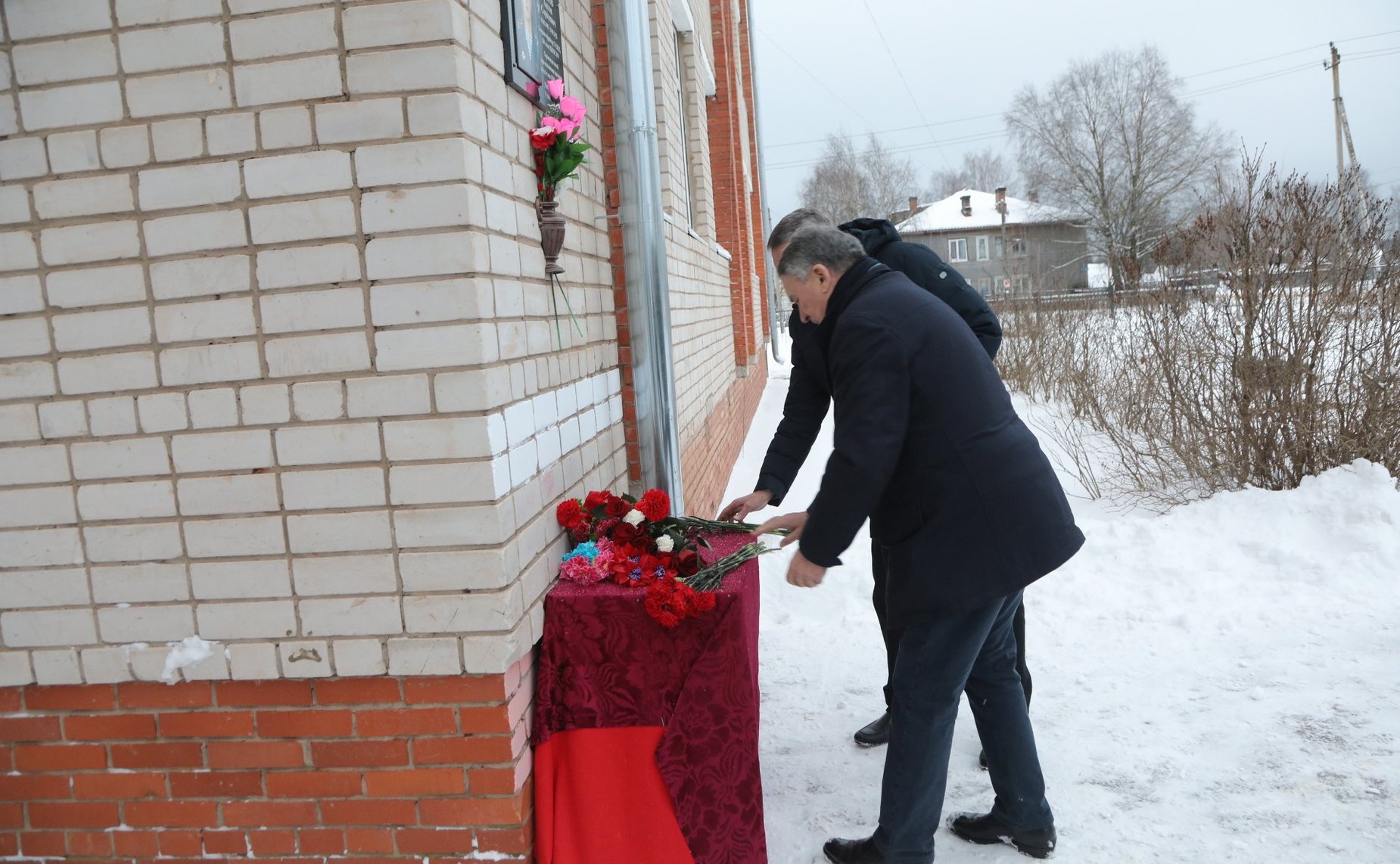 Заместитель Председателя Совета Федерации, Герой России Юрий Воробьев и губернатор Вологодской области Олег Кувшинников почтили память вологжан — героически погибших при исполнении воинского долга в ходе специальной военной операции
