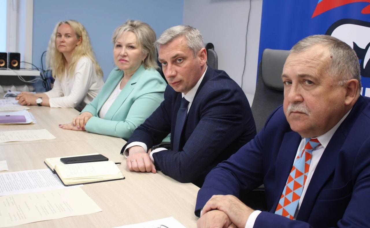 Елена Писарева в ходе поездки в регион провела в Боровичском районе первое областное заседание Женских клубов при центрах занятости населения