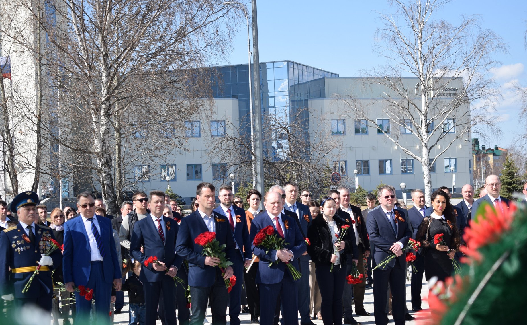 Эдуард Исаков посетил ряд мероприятий, приуроченных к 77-й годовщине Победы в Великой Отечественной войне, и принял участие в шествии «Бессмертный полк» в городе Югорске