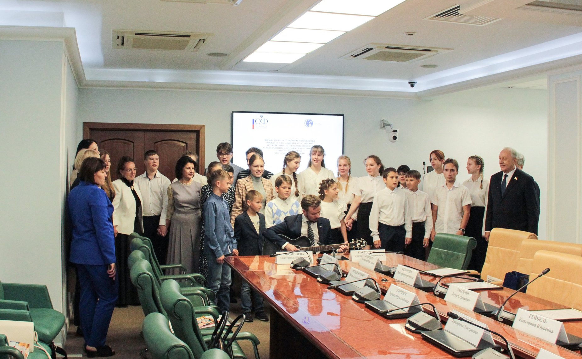 Валерий Радаев наградил победителей седьмого Всероссийского школы-конкурса «Портрет твоего края» 2023 года из Саратовской области и г. Москвы