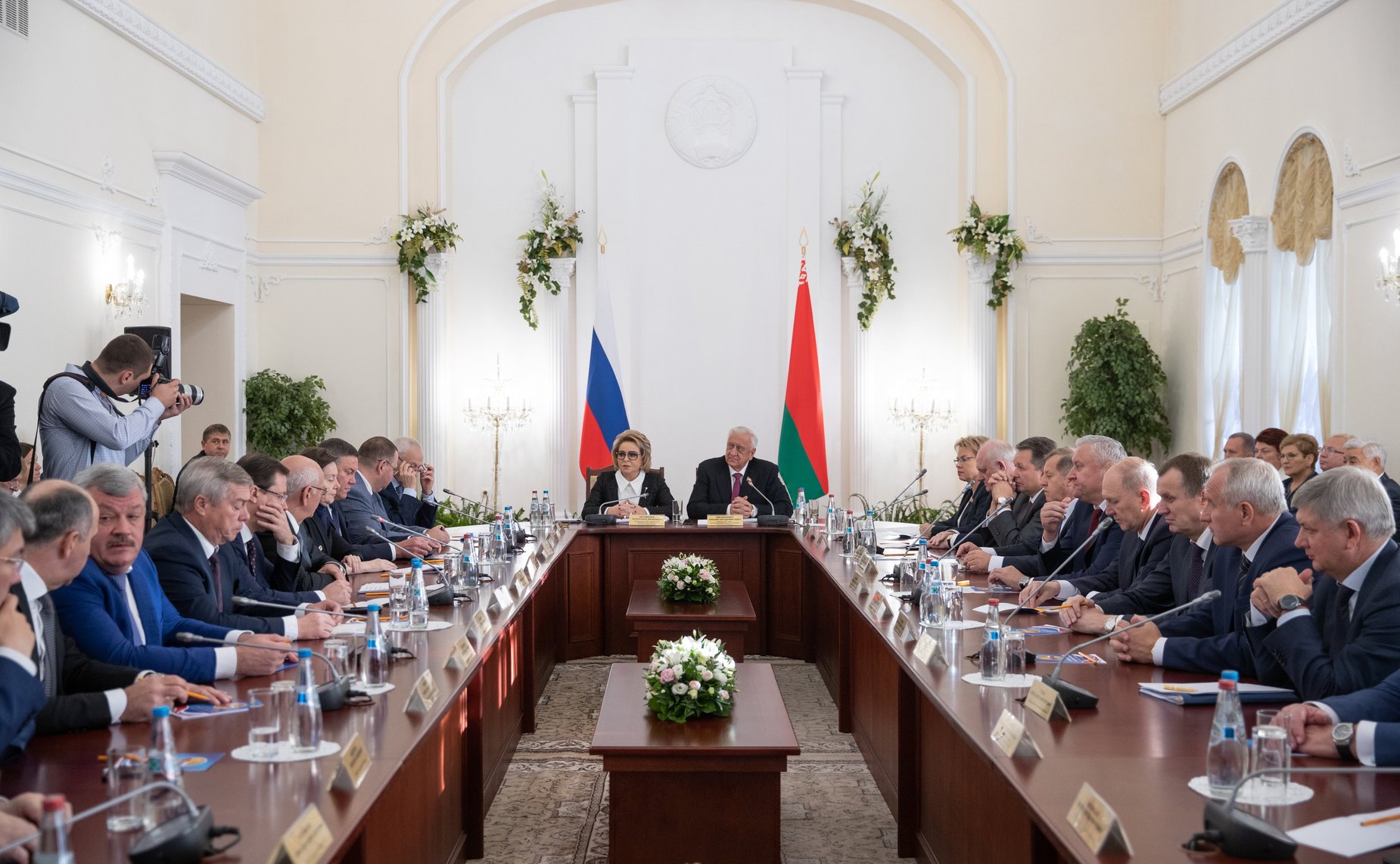 В. Матвиенко и М. Мясникович провели совместную встречу с руководителями субъектов России и Беларуси