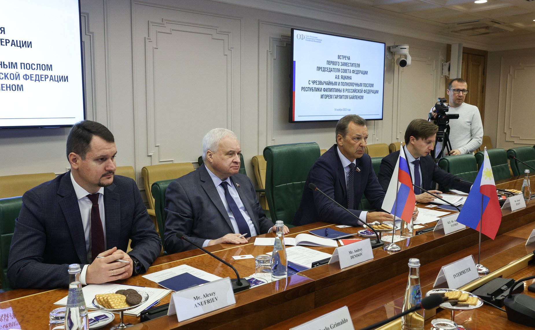 Встреча первого заместителя Председателя СФ Андрея Яцкина с Чрезвычайным и Полномочным Послом Республики Филиппины в РФ Игорем Гарлитом Байленом