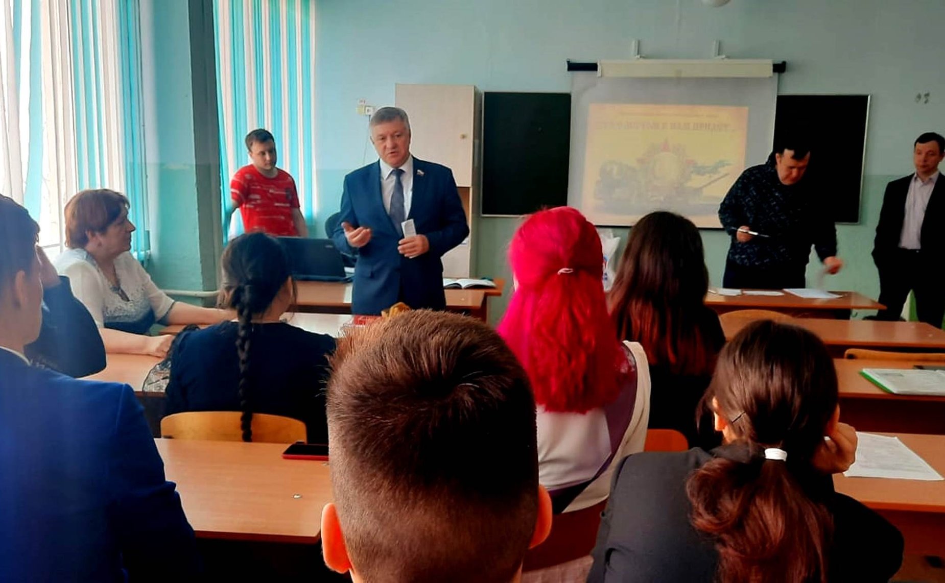 Сергей Михайлов в рамках парламентского контроля проверил ход капитального ремонта в школе № 27 в Чите