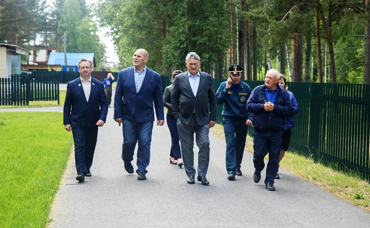 Герои России Юрий Воробьев и Александр Карелин встретились с российскими и белорусскими кадетами — участниками профориентационной школы «За безопасность!»