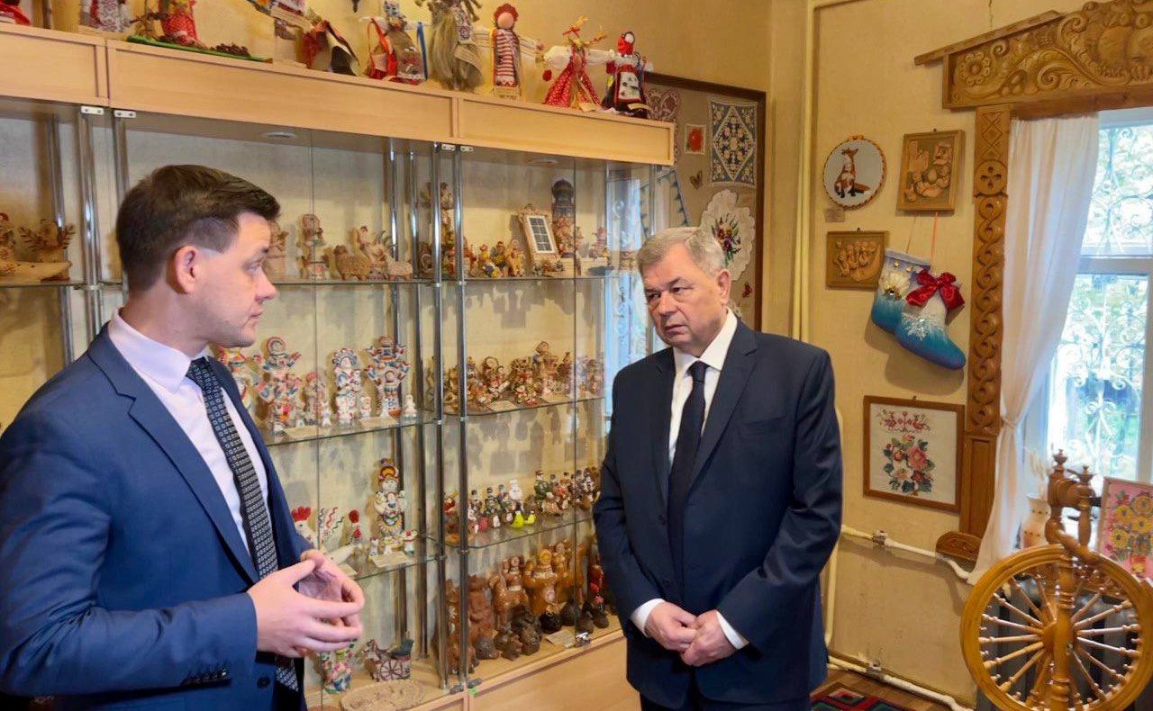 Анатолий Артамонов в рамках рабочей поездки в регион обсудил вопросы поддержки народных художественных промыслов в регионе