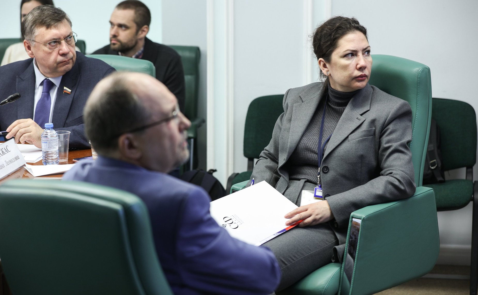 Круглый стол на тему «Информационная политика России в условиях международных кризисов: сдвиги в общественных настроениях и новые возможности»
