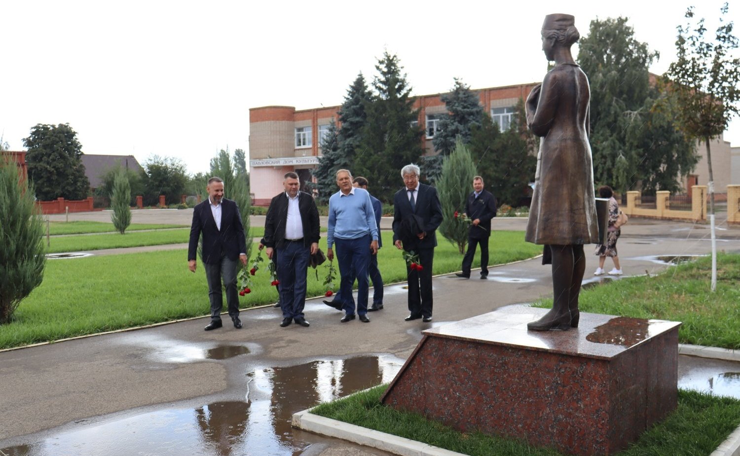 Олег Алексеев в рамках поездки в регион посетил Марксовский район