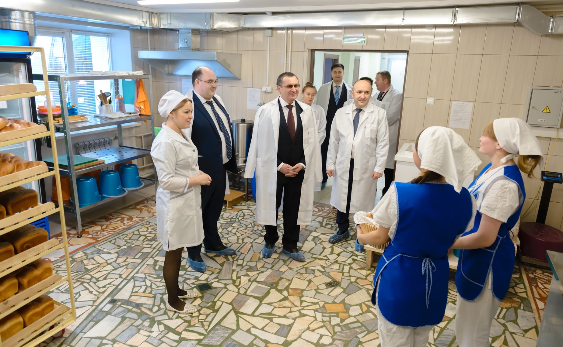 В учебной научно-производственной лаборатории по хлебопечению