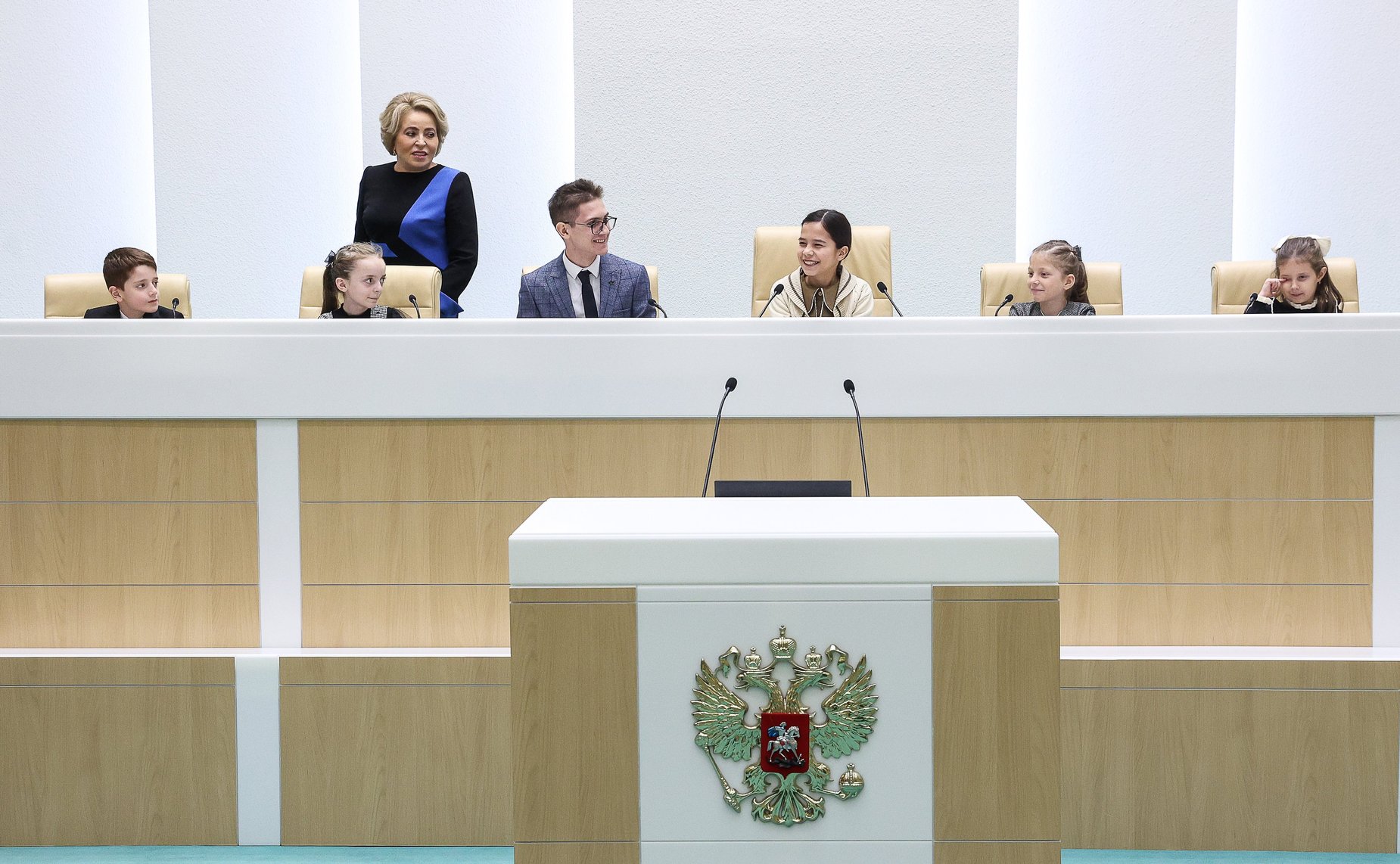 Валентина Матвиенко встретилась с детьми-участниками выставки художественных промыслов, прошедшей в рамках IX Парламентского форума «Историко-культурное наследие России»