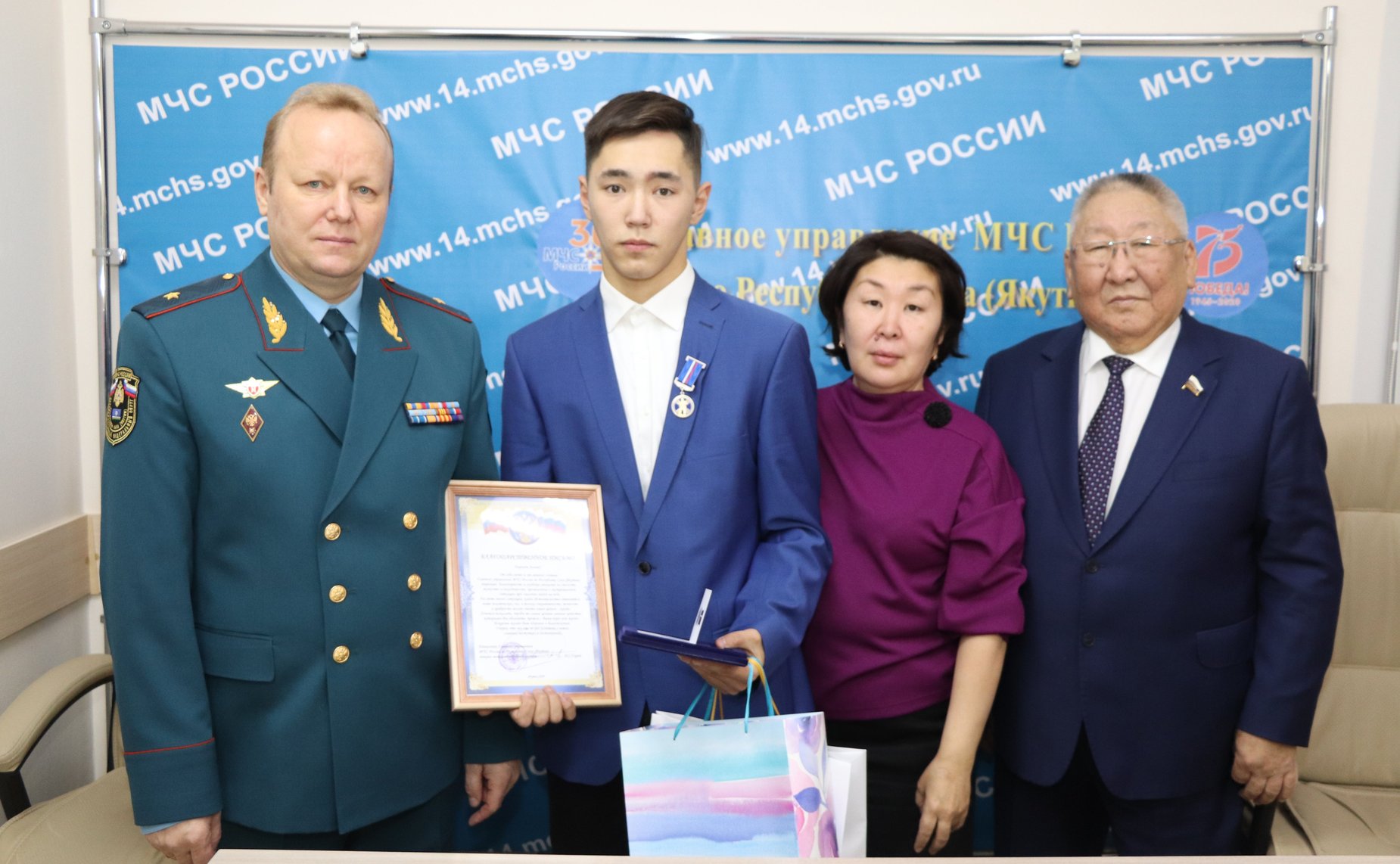 Егор Борисов вручили детям-героям памятные медали Совета Федерации «За проявленное мужество»