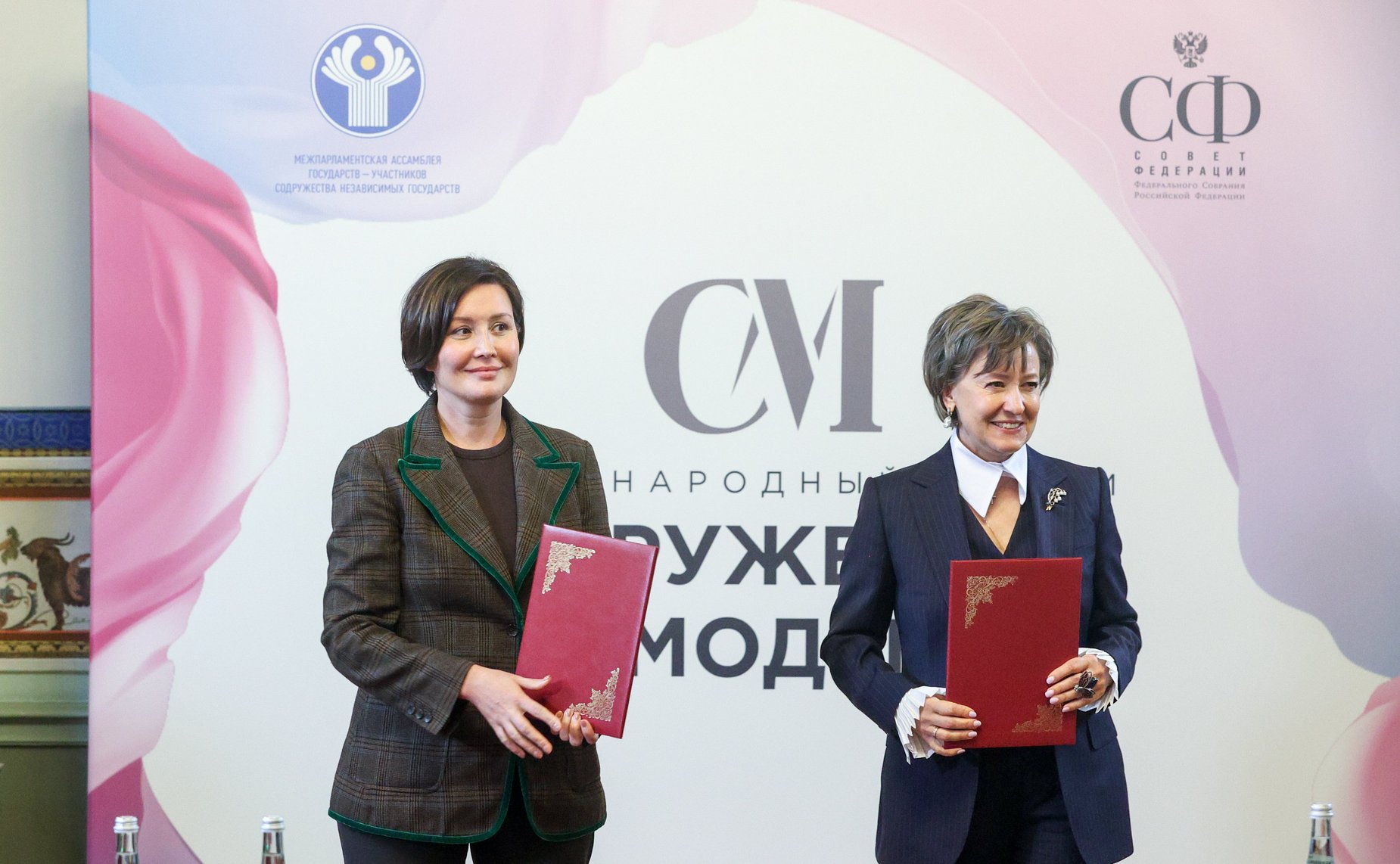 Церемония подписания соглашений о сотрудничестве между представителями стран СНГ. III международный форум «Содружество моды»