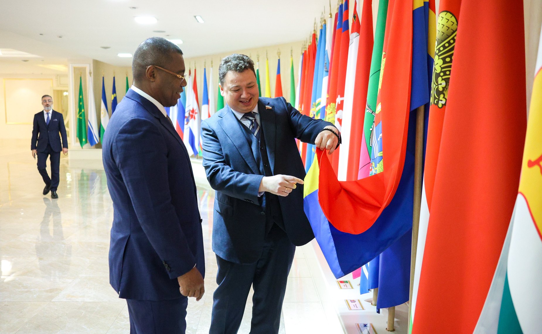 Встреча первого заместителя председателя Комитета СФ по бюджету и финансовым рынкам Александра Шендерюка-Жидкова с Председателем Национального Собрания Республики Мадагаскар Ситени Тьерри Рандриана Сулуниайку