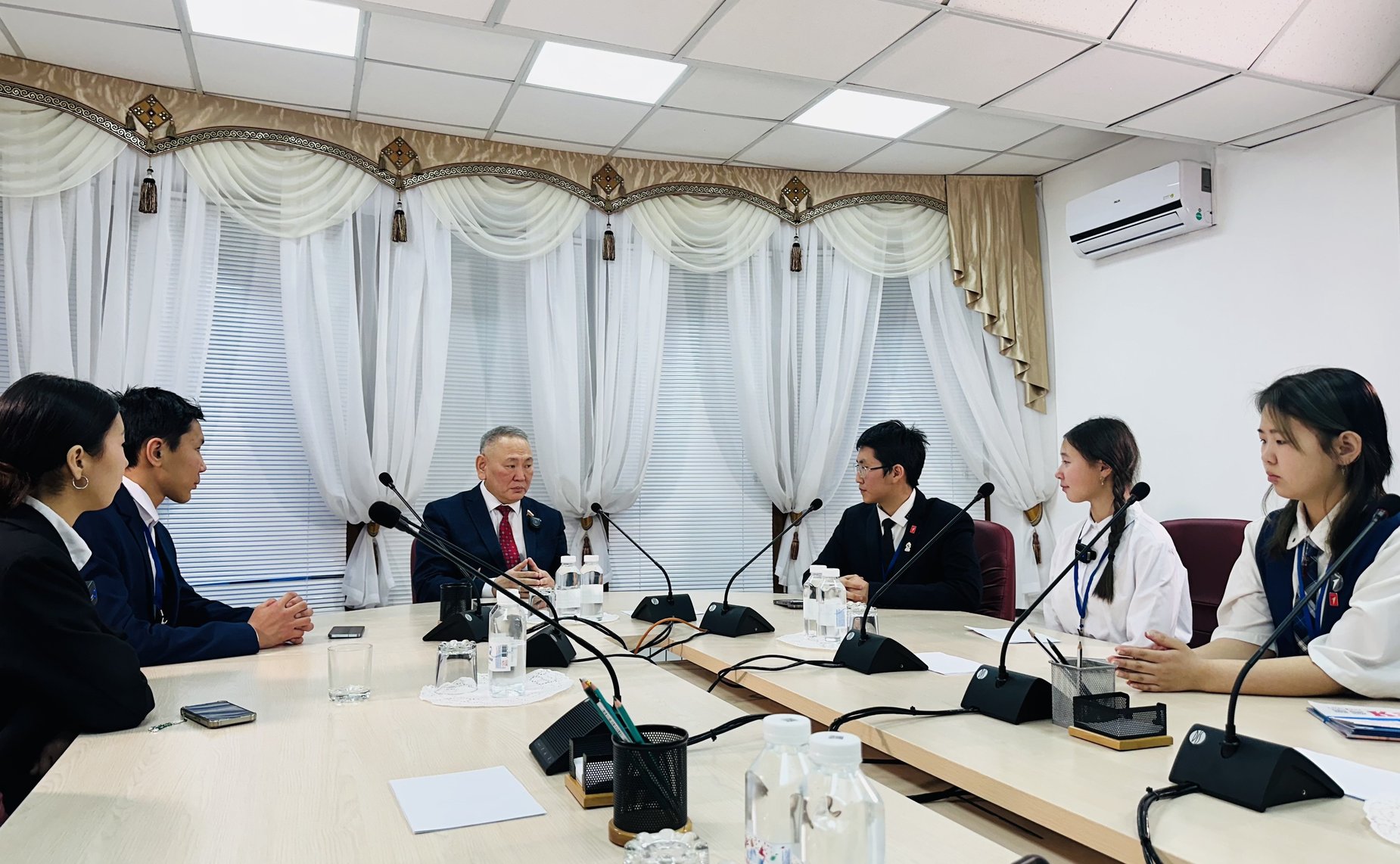 Сахамин Афанасьев в День российской печати встретился с юнкорами Якутии