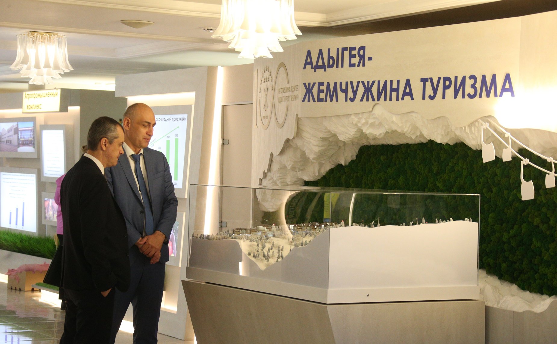 Валентина Матвиенко и Мурат Кумпилов открыли в Совете Федерации выставку, посвященную столетию Республики Адыгея