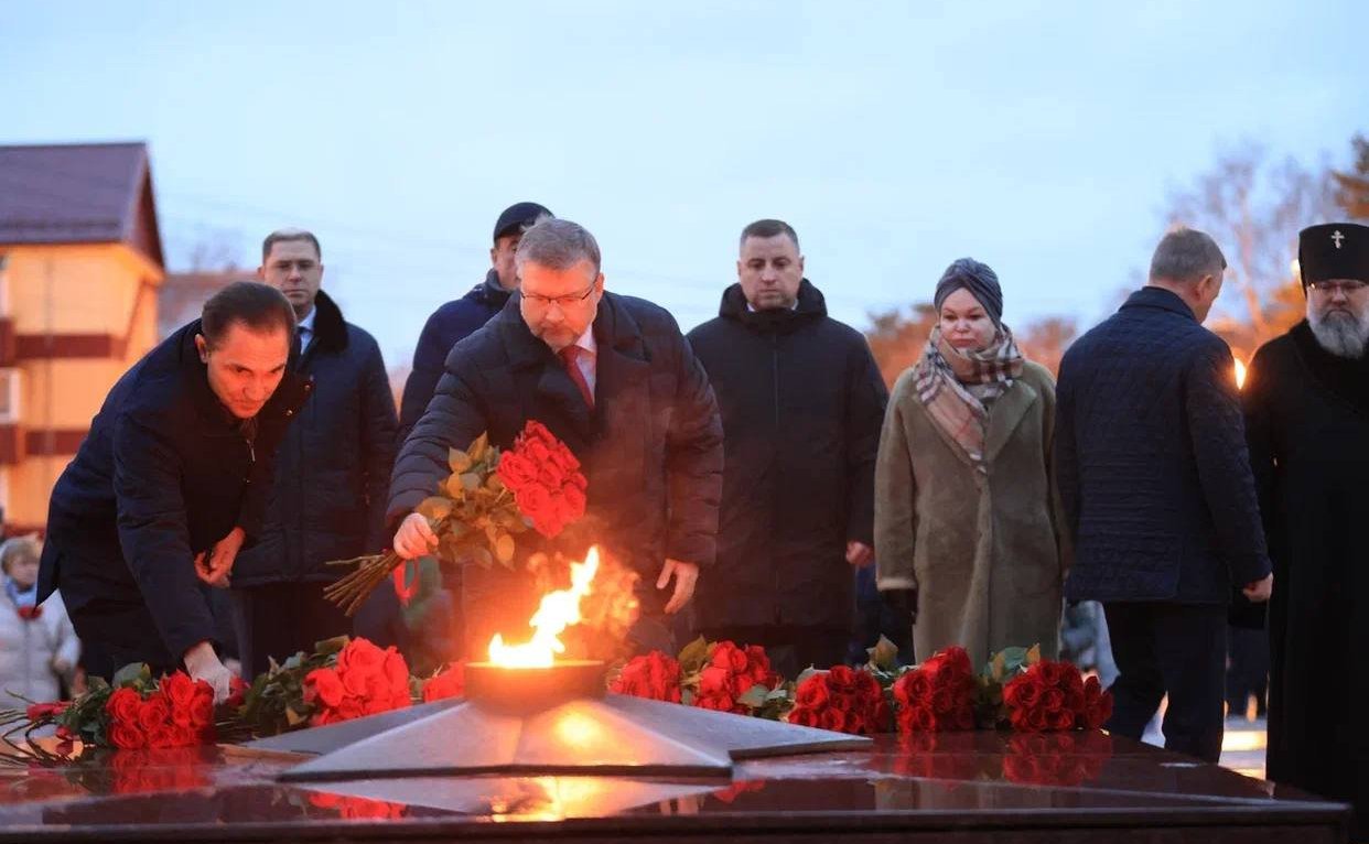 Андрей Хапочкин принял участие в открытии в регионе мемориала в честь воинов СВО