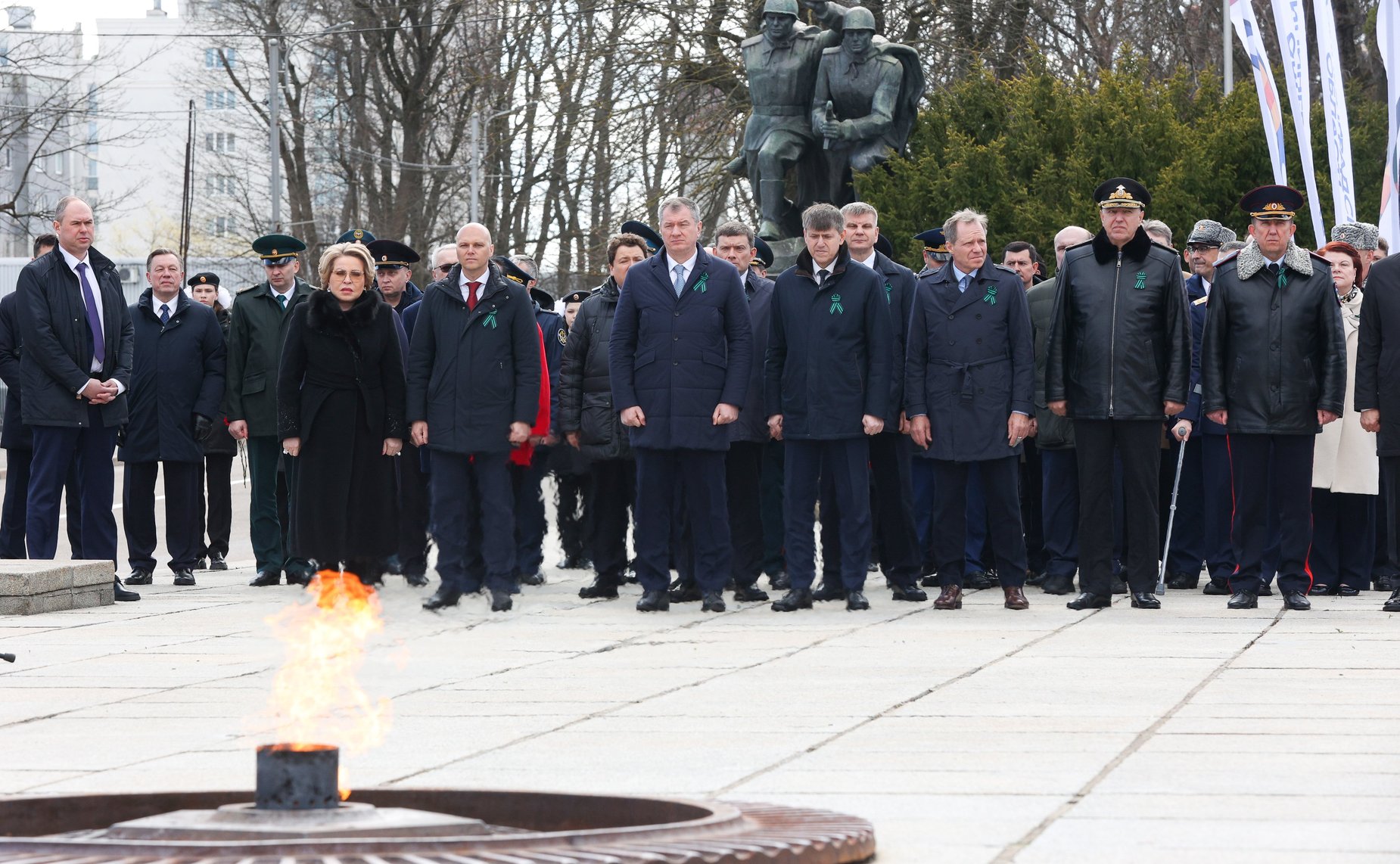 Возложение цветов к мемориалу 1200 гвардейцам, погибшим при штурме Кёнигсберга в апреле 1945 года