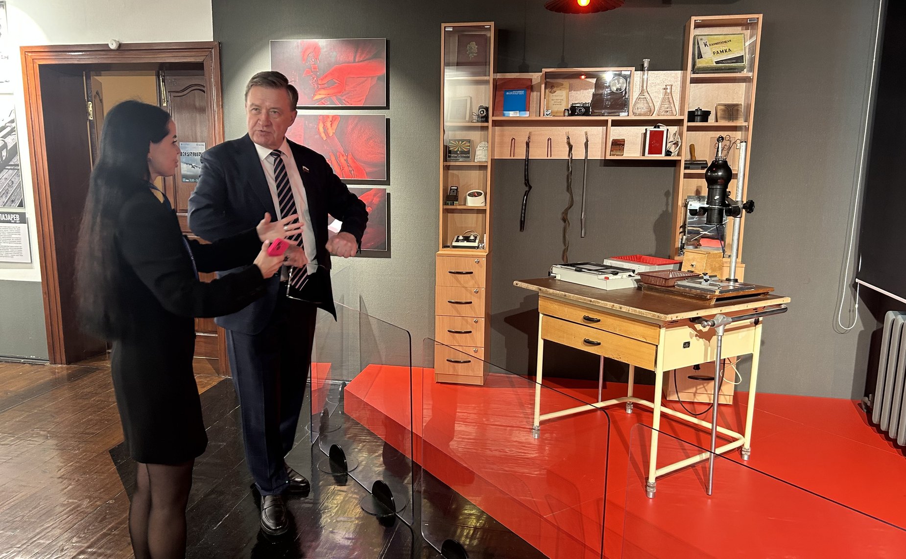 Сергей Рябухин в ходе рабочей поездки посетил музей «Симбирская фотография» где открылась новая выставка «Крылья»