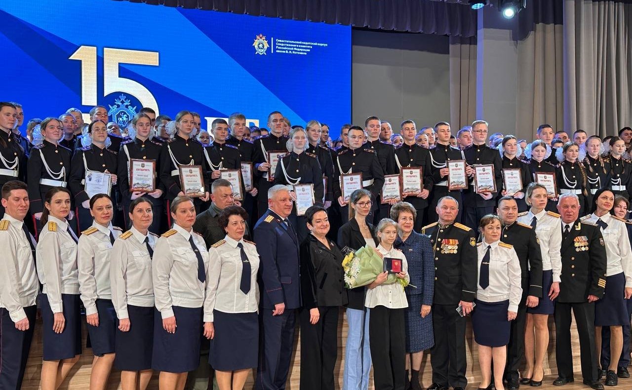 Лариса Мельник и Екатерина Алтабаева вручили Каролине Скакалиной медаль Совета Федерации «За проявленное мужество»