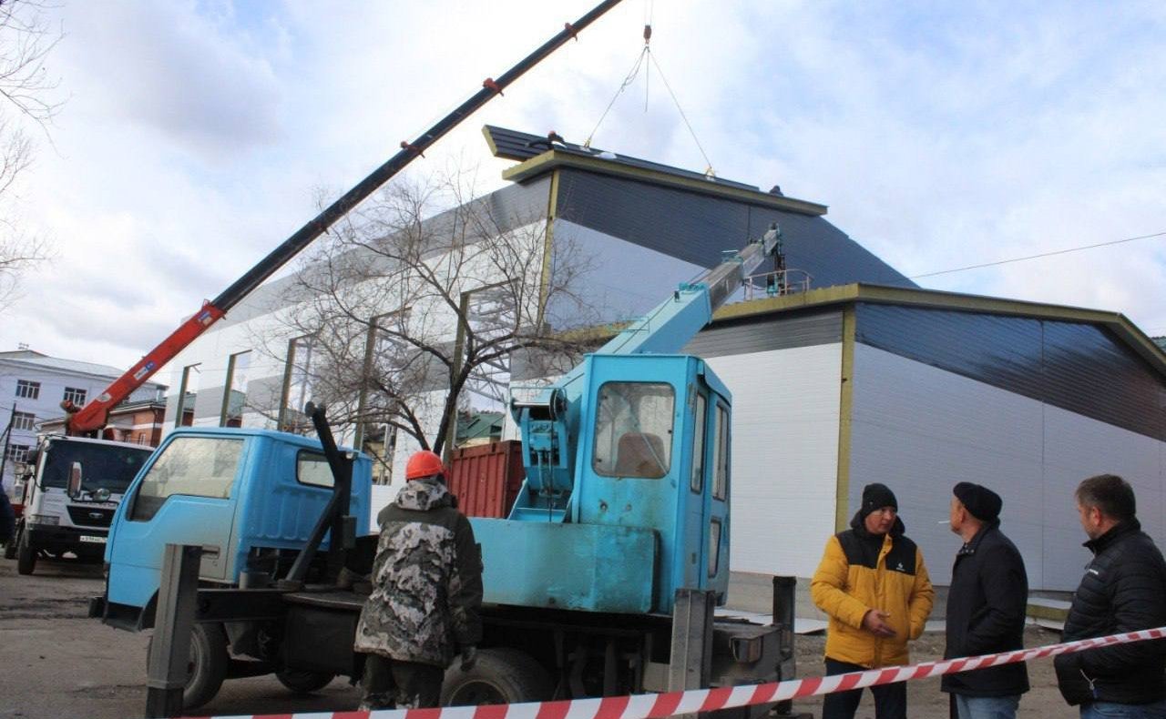 Баир Жамсуев проверил ход строительства модульных спортзалов в Забайкалье