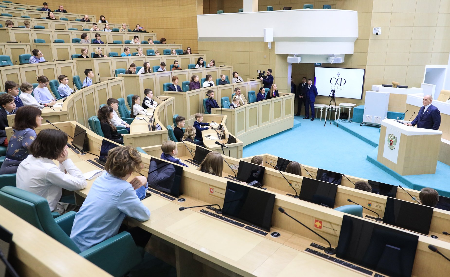 Встреча сенатора РФ Александра Карелина с детьми членов профсоюза СФ и экскурсия по зданию Совета Федерации