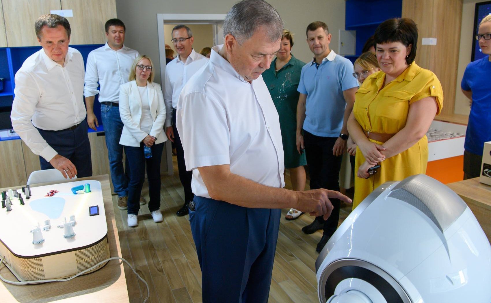 Анатолий Артамонов посетил детский лагерь «Сокол», на базе которого проводится первая межрегиональная ИТ-смена