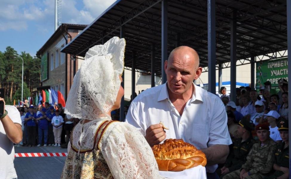 Александр Карелин встретился с участниками проекта «В одной команде со СВОими» и побывал на летней Спартакиаде муниципальных образований Новосибирской области