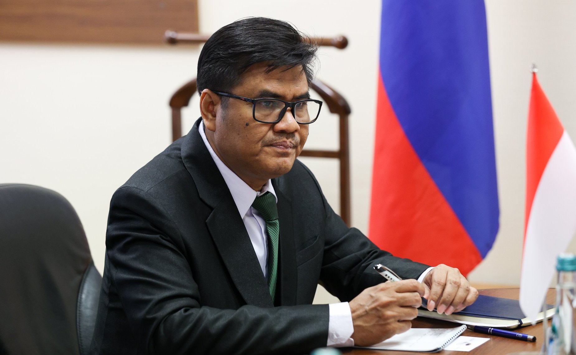 Встреча первого заместителя председателя Комитета СФ по науке, образованию и культуре Ильяса Умаханова с Чрезвычайным и Полномочным Послом Республики Индонезии в РФ Жозе Антонио Морато Таварешем