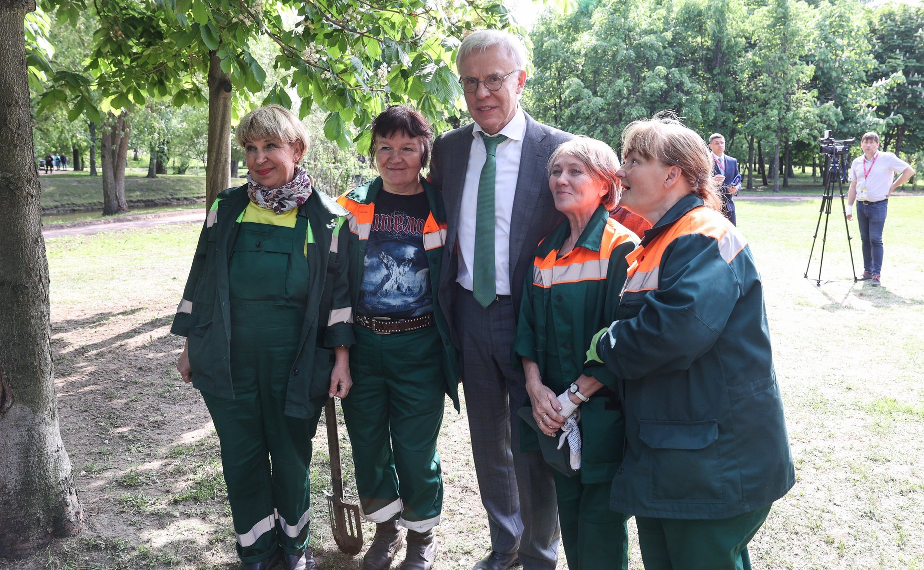 Высадка деревьев в Таврическом саду участниками X Невского международного экологического конгресса