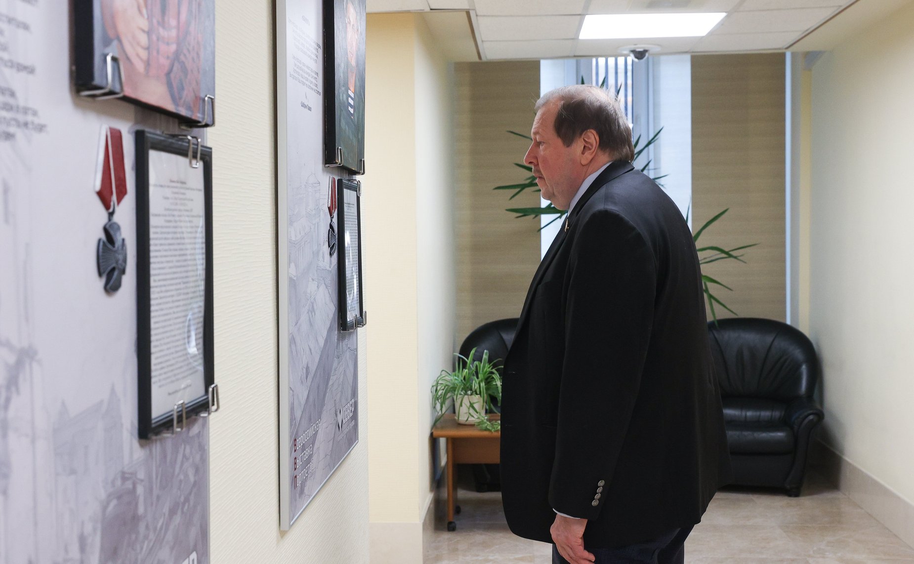 Открытие в Совете Федерации выставки портретов героев «Они сражались за Родину»