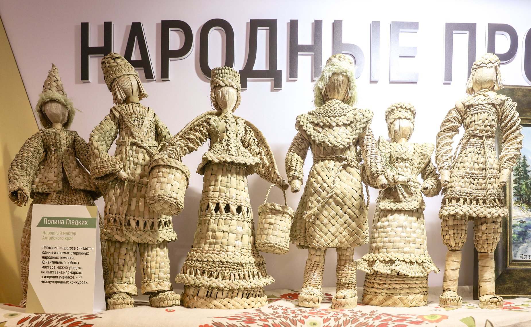 Валентина Матвиенко и Виктор Томенко осмотрели выставку, посвященную истории и перспективным направлениям развития Алтайского края