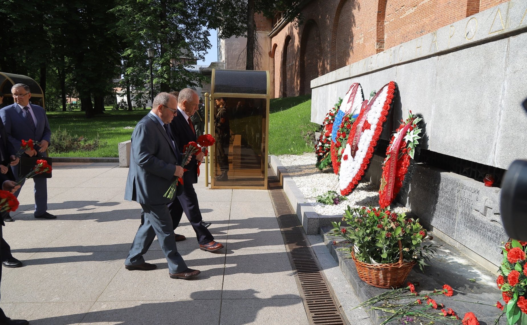 В рамках визита в Великий Новгород парламентарии возложили цветы к мемориалу «Огонь Вечной славы» в Новгородском кремле
