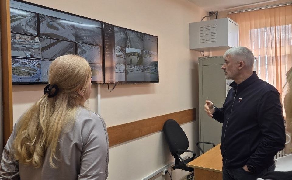 Евгений Дитрих в ходе рабочего визита в Новгородскую область ознакомился с работой Центральной диспетчерской службы общественного транспорта