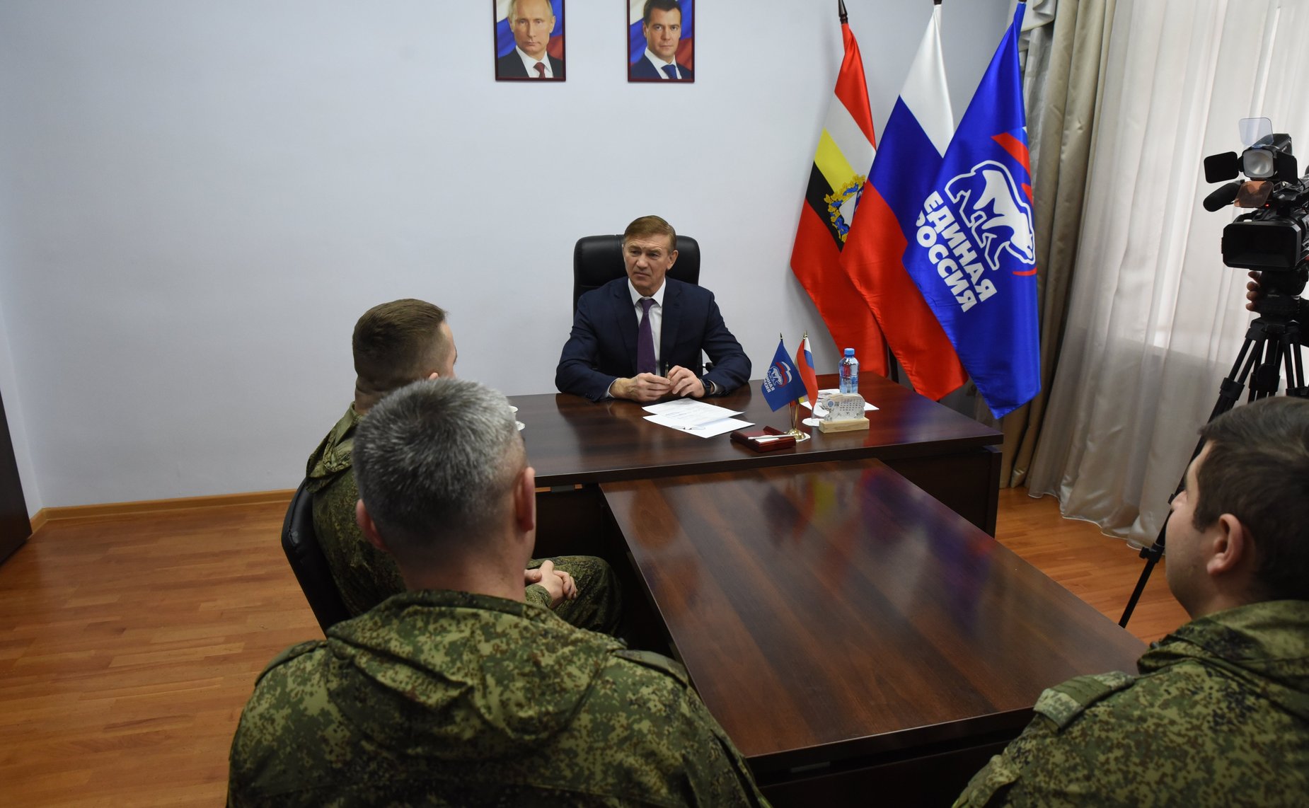 Александр Брыксин подарил музыкантам военного оркестра баян