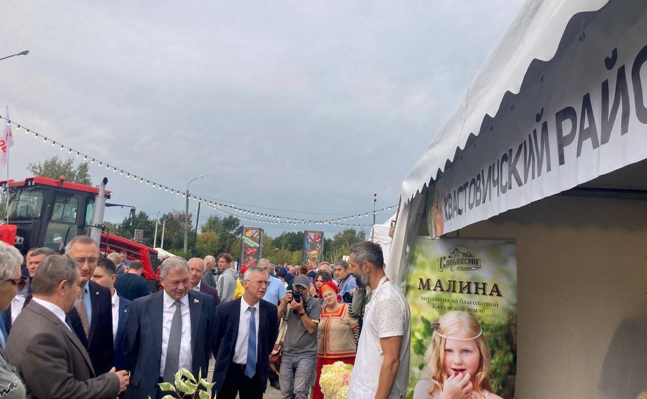 Анатолий Артамонов и Александр Савин посетили мемориальный комплекс «Безымянная высота» в Куйбышевском районе Калужской области