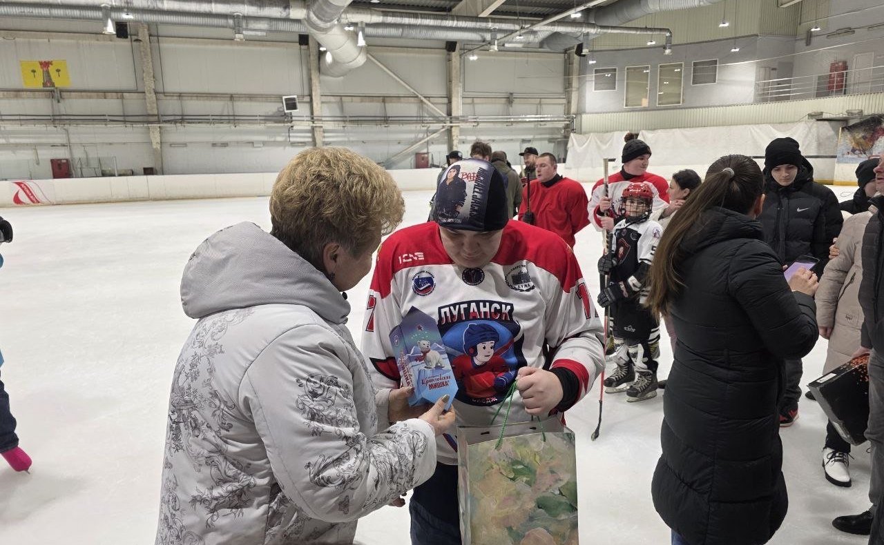 Ольга Бас посетила в ЛНР спортивный комплекс «Ледовая арена» и в рамках акции «Елка желаний» вручила подарки юным жителям региона