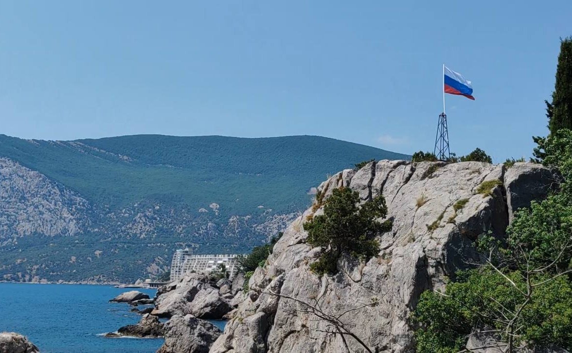 Лариса Мельник вместе с командой Народного фронта вновь водрузили флаг России на живописном берегу бухты Ласпи