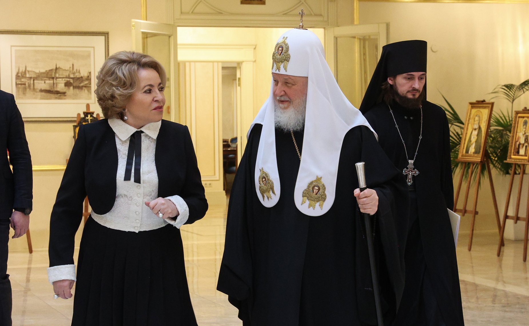 Председатель Совета Федерации Валентина Матвиенко и Святейший Патриарх Московский и Всея Руси Кирилл осмотрели выставку детских рисунков «Красота Божьего мира»