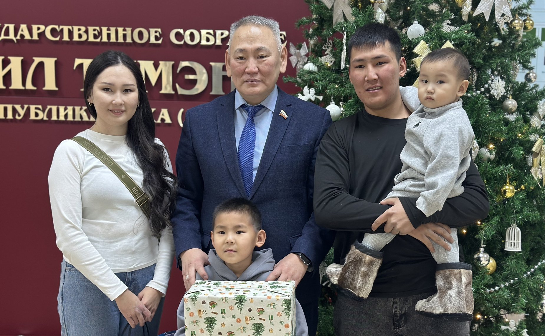 Сахамин Афанасьев в преддверии Нового года исполнил мечту 6-летнего Уйгуна Васильева из Якутии