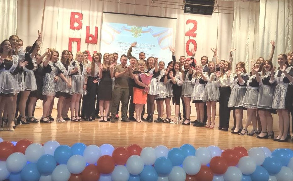 Андрей Хапочкин поздравил выпускников школ Донбасса с получением аттестатов