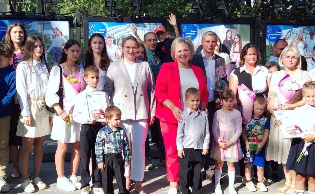 Елена Писарева выступила инициатором форума, состоявшегося в г. Боровичи в рамках Года семьи при поддержке регионального правительства