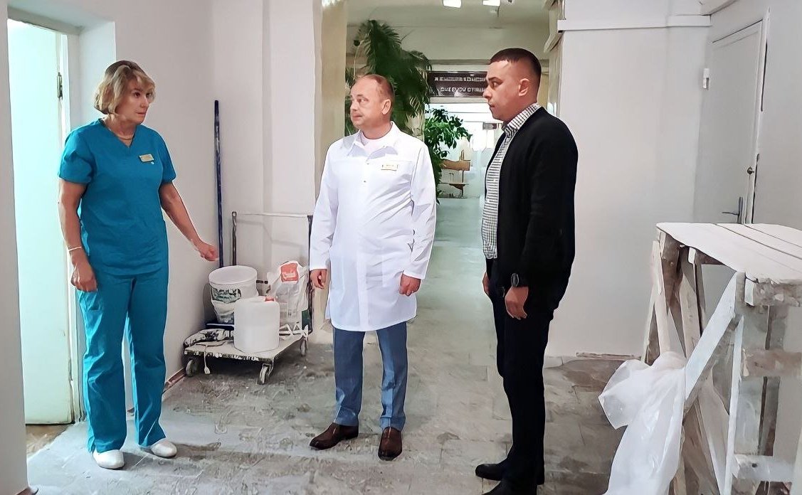 Айрат Гибатдинов вместе с главным врачом Центральной городской клинической больницы Павлом Фирсовым посетили ряд структурных учреждений ЦГКБ