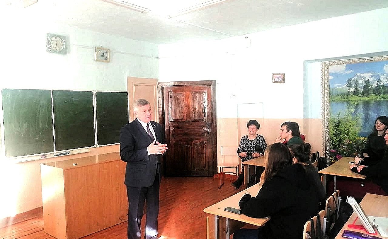 Сергей Михайлов в рамках рабочей поездки в регион встретился с учащимся школы №9 города Нерчинска