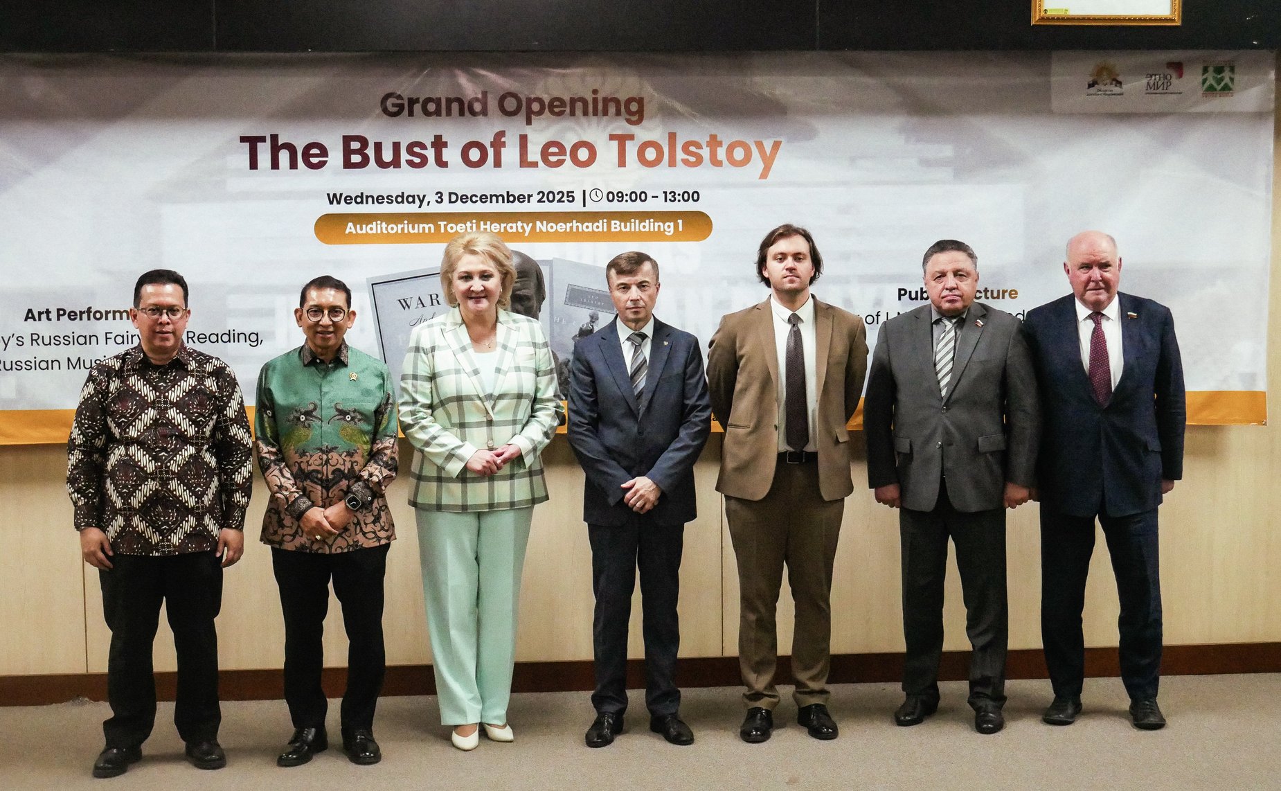 Делегация Совета Федерации в Университете Индонезии в Джакарте приняла участие в церемонии открытия бюста Л.Н. Толстому