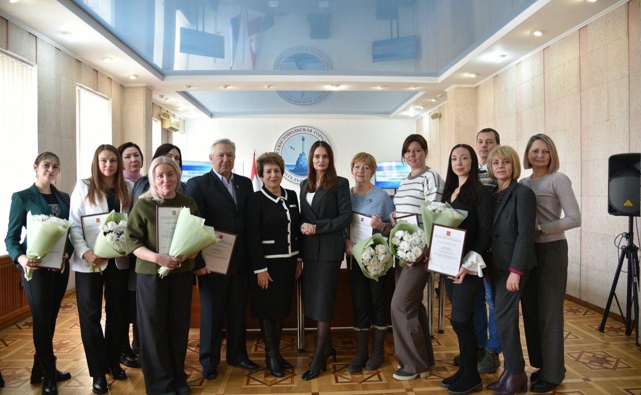 Екатерина Алтабаева вручила награды членам избирательных комиссий города Севастополя и работникам аппарата Севастопольской городской избирательной комиссии