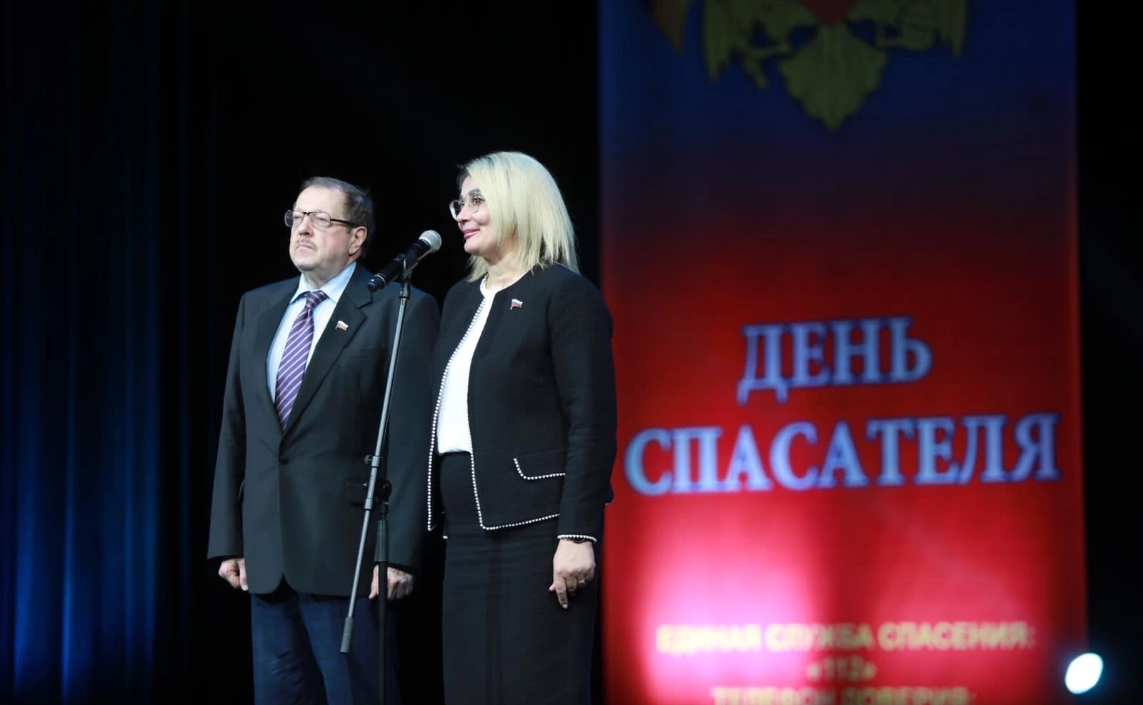 Наталия Косихина и Александр Русаков в торжественной обстановке вручили юным героям из города Углича