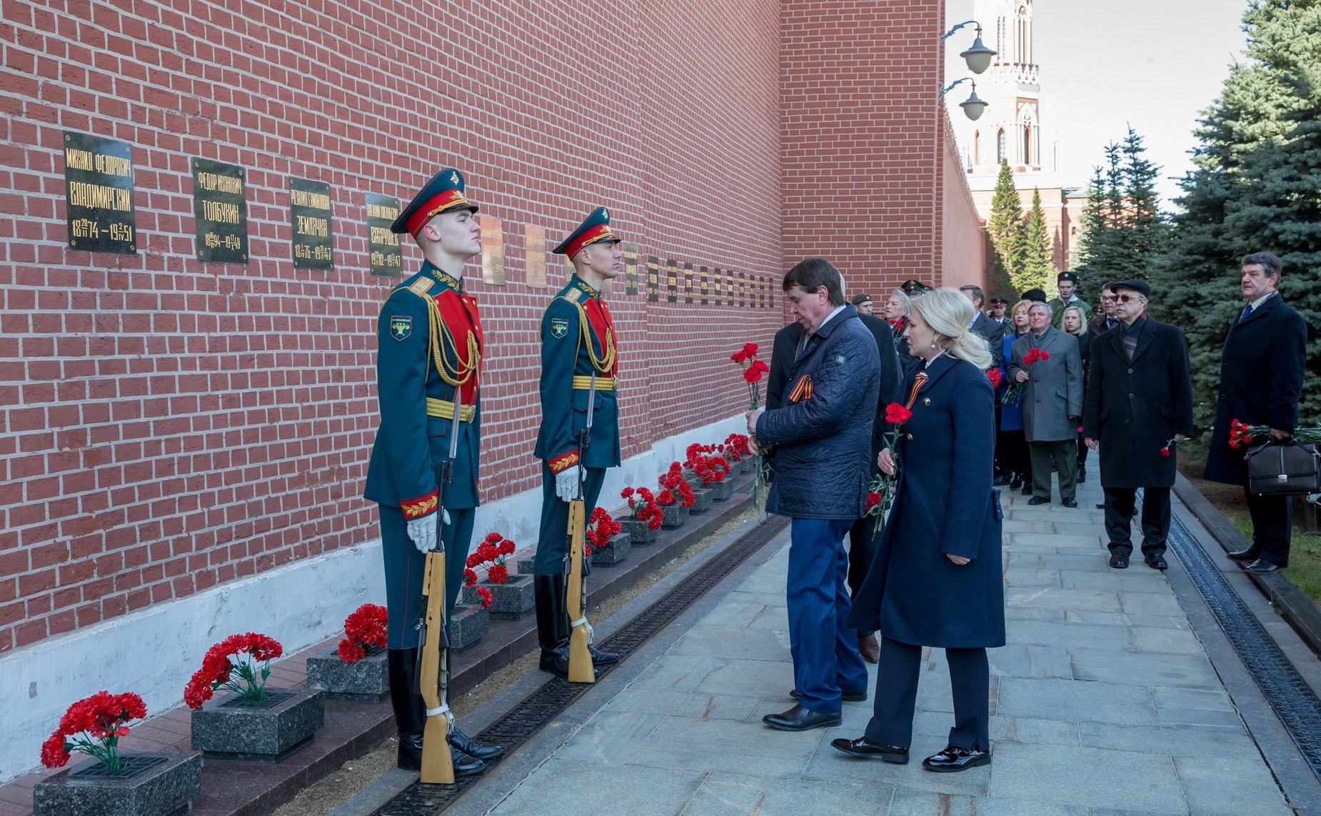 С. Цеков и О. Ковитиди приняли участие в возложении венков к могиле Неизвестного солдата в день годовщины освобождения Крыма от немецко-фашистских захватчиков