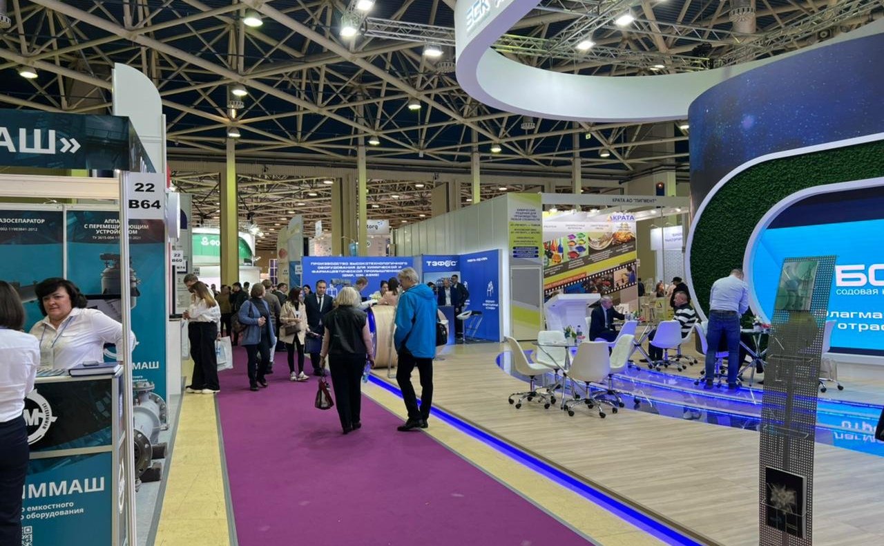 Сергей Мартынов встретился с участниками выставки «Химия-2022» из Марий Эл